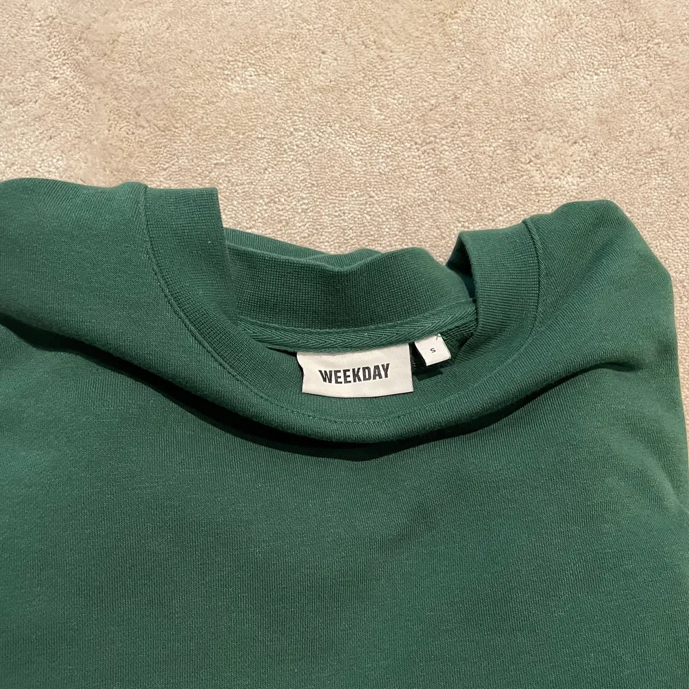 En jättefin mörkgrön sweatshirt från Weekday. Använd fåtal gånger!! Storlek S men är ganska oversized☺️ 200kr+frakt💕. Hoodies.