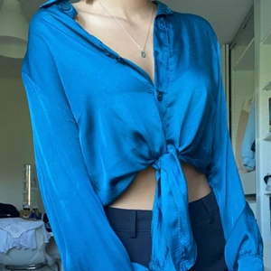 Blå skjorta - Croppad skjorta med fin blå silkesfärg🦋