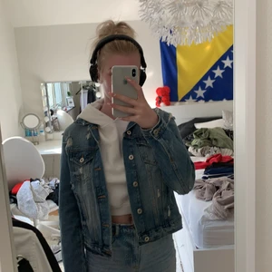 Jeansjacka - Snygg jeansjacka från NY. Kontakta mig vid frågor eller funderingar 🤍