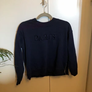 Blå tröja ”Paris” - Alla plagg jag säljer är i fint skick. Tvättludd kan förekomma. Har du frågor om plagget? Skicka ett meddelande!