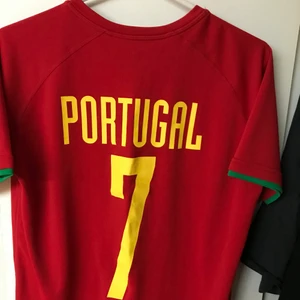 T shirt - En super skön Portugal tröja, nästan aldrig använd, passar från M-XL det beror på hur man vill att den ska sitta. Kostar 75kr och köparen står för frakt❤️