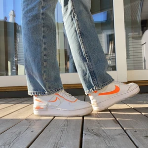 Nike air force 1 shadow - Balla skor från nike i modell nike air force shadow. Lite högre än orginalmodell av air force 1 och lite mer detaljer. Super snygga men har knappt använt dom. Storlek 38,5 men skulle även passa en 39. 