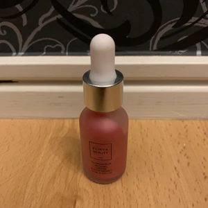 Liquid rouge - Öppnad liquid rouge med pipett.