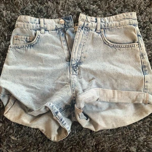 Shorts - Skit fina shorts från Gina tricot i storlek 36 men använder tyvärr knappt shorts längre, har mer använt kjolar nu på senaste