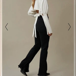 Highwaisted Raw Hem Straight Denim - I princip oanvända jeans med slit ifrån Hanna Schönberg x Na-Kd💕 storlek 34! Slutsålda på Na-Kd hemsida där jag köpte dem för 550kr💕