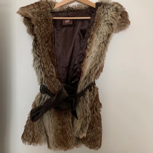 Saki fusk-päls väst  - SAKI fusk päls väst , jag köpte den för 1000kr ✨