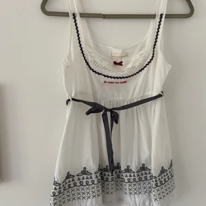 Odd Molly linne i storlek 2, 38. Som ny! - Jättefint Odd Molly linne i storlek 2, motsvarande 38. Fina spetsdetaljer. Säljes då den är lite för liten för mig och därför inte kommit till användning. Den är i superfint skick!