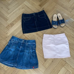 Somriga y2k kjolar!!!! + sandaler - Säljer alla dessa fina somriga kjolar i olika storlekar från xs - m. Skriv t mig för flera bilder på individuella plagg! Sandalerna är storlek 39. Sandaler - 65kr, mörkblå kjol 50 kr, rosa kjol 40kr. Den ljusblåa är såld!