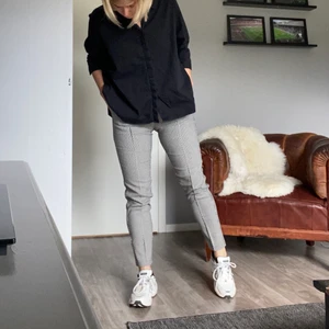 Stretchiga byxor - Stretchiga byxor med medium waist. De är knappt använda och i superfint skick. 🦋🦋