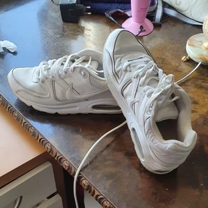 Nike air max command - Säljer min pojkvän Nike air max command som är utsåld och I bra skick.  passar 42_43.finns fler bilder och bud I kommenterna 