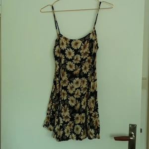 Klänning strl S - Vacker äkta vintage klänning, brukar personligen ha en topp under. Toppen jag har till är också till salu, se i profil. 