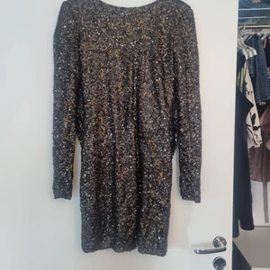 Paljett silverklänning med öppen rygg - Använd 1 gång. Super fint skick! Öppen rygg.