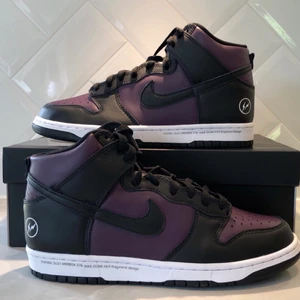 Nike Dunk High x Fragment - Super snygga samt exklusiva Nike Dunks som är samarbetade med det efterfrågade Fragment Design! 🔥 Helt nya med box, hör av dig om du är intresserad eller har fler frågor 🤝❤️