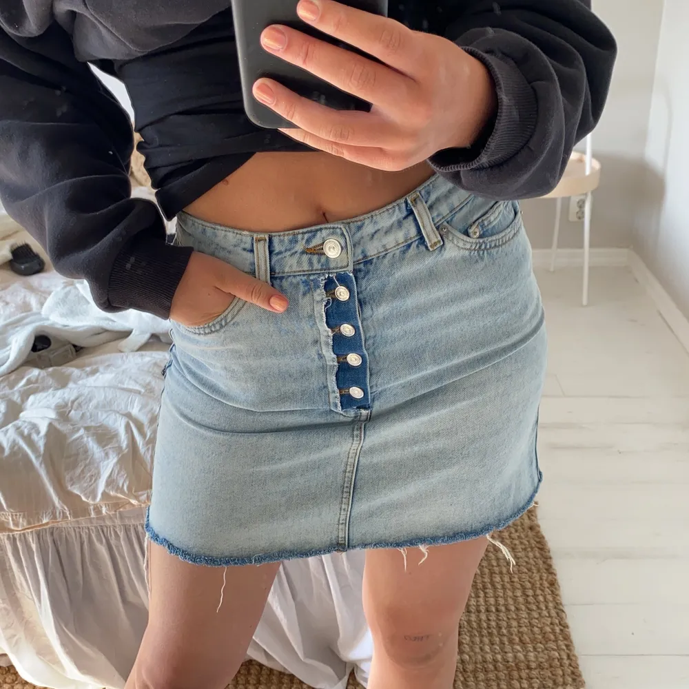 En jeanskjol från zara 🥰 köparen står för frakten på 66kr. Kjolar.