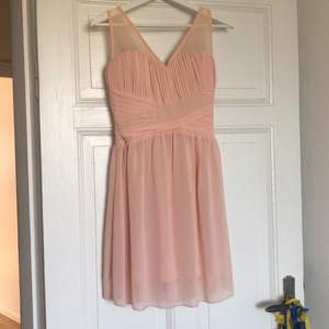 En söt rosa klänning. Använd endast en gång och i bra skick. 250kr inklusive frakt💗💗