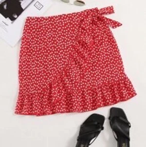 Shein kjol - Helt oanvänd, endast testad Shein kjol. Frakt tillkommer. Om flera är intresserade aktiveras budgivning.