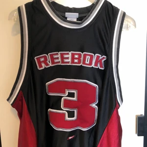 Basket linne - Ett skit snyggt basket linne som man kan ha fina outfits med. Säljer för att den är lite för stor för mig men om man gillar riktigt baggy är den fett nice. Den är i väldigt bra skick