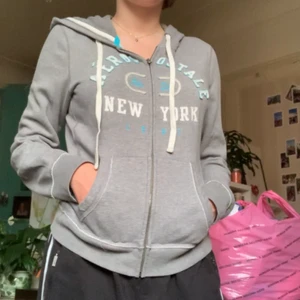 Grå zip up hoodie - En grå zip up hoodie med turkosa detaljer. Asskön och inte säskikt sliten. Dessutom väldigt populär och lite y2k stil. Kontakta gärna mig om du är interesserad eller vill ha fler bilder! Pris kan diskuteras beroende på frakt osv. 