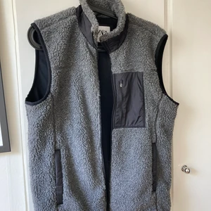 Piléväst från Zara man - En skön lite längre piléväst från Zara i small. Jag är XS och den är lite oversize. Obetydligt använd. Katt finns i hemmet