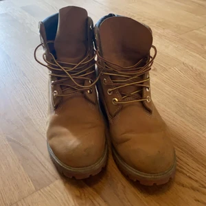 Timberlands - Ett par timberlands i använt skick med mycket liv kvar! Buda gärna!