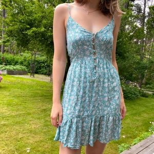 Sommarklänning  - Supersöt sommarklänning som tyvärr inte kommer till användning💙 Endast använd en gång! Axelbanden är justerbara :) Om fler är intresserade blir det budgivning! PS. Säljer två par Converse, så kolla in min profil!! 