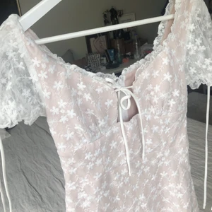 Klänning - Super söt klänning som användes en gång så i bra skick, förutom att den gick sönder lite där bak när jag tog på mig den. Men dragkedjan funkar prima ändå💖 Säljer för 300 inkl frakt