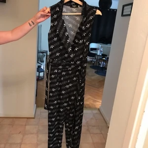 Adidas jumpsuit - Säljes pga av köpte fel storlek. Storleken är s/m