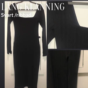 Lång klänning med slits - Storlek -> M , ribbad. 