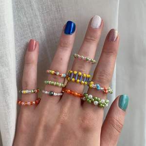 Säljer egna ringar och armband. Du kan antingen välja egna färger eller välja någon av dessa! Ringar kostar 15 kr och armbanden 25 kr, 10 kr frakt!!!
