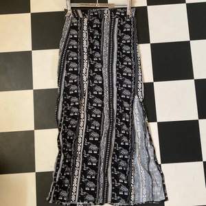 Jättefin lång kjol från H&M x COACHELLA, med elefanttryck och slits på vänstersidan. I storlek 32. I väldigt bra skick, då den endast är använd vid enstaka tillfällen.