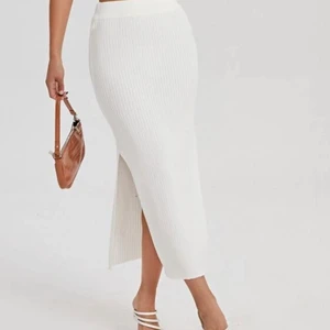 Vit kjol med slits  - Knappt använd, vit ribbad kjol. Superfin och väldigt mjuk. Storlek S