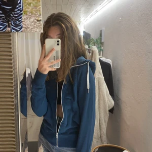 Blå zip up hoodie  - Super skön blå zip hoodie 🤍🤍 stl S men passar både XS och M beroende på hur man vill att den ska sitta💘 säljer den då den knappt kommit till användning över huvudtaget. I fint skick därav!  Kan absolut skickar fler bilder om de skulle önskas