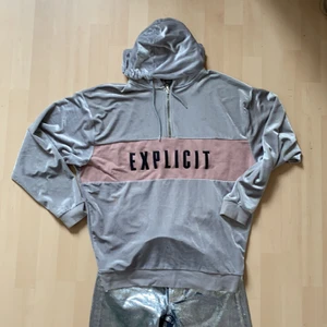Rave hood M - Hoppa i ravet i sommar och kötta loss i denna unika hood, köpt på asos för något år sen men inte använd så mycket. Stor i storleken och tunn.