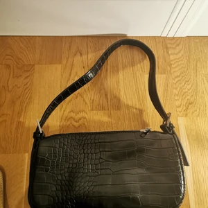 Väska Gina Tricot  - Oanvänd handväska från Gina Tricot i läderimitation