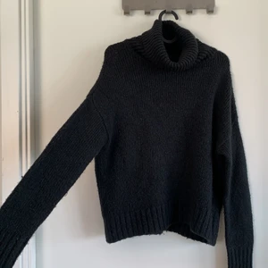 Svart stickad polotröja  - Svart stickad polotröja från Lager 157 i storlek S. Använd men i mycket fint skick! Kliar inte och har något croppad modell.