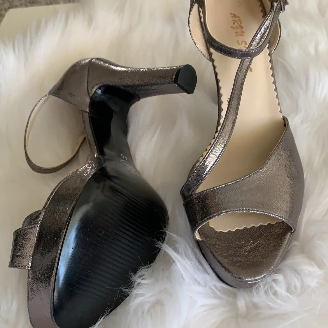 Glittriga Silver klackar-storlek 40- aldrig använt  - 91