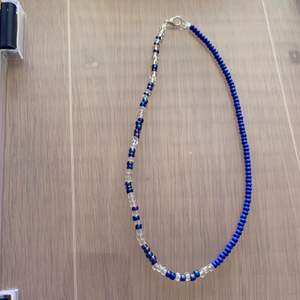 Blått och genomskinligt pärlhalsband 🦋💫🤍💙 59kr + 13kr frakt 