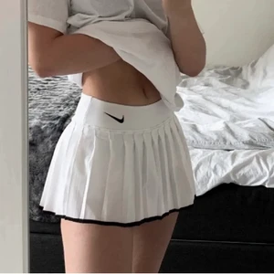 Tenniskjol - En nästan helt oanvänd tenniskjol från Nike buda i kommentarerna!❤️ Nypris ca 600kr Första bilden lånad från Elin Eisner 