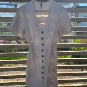 Jättefin beige långklänning från Zara, storlek M. Köp direkt för 150kr eller buda i kommentarerna💘 pris kan diskuteras vid snabb affär