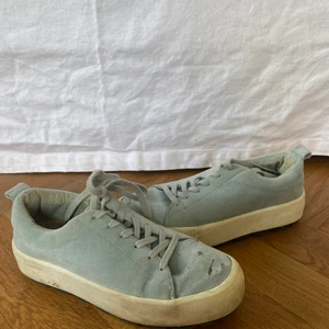 Sneakers  - Himmelsblåa sneakers. Frakt tillkommer 