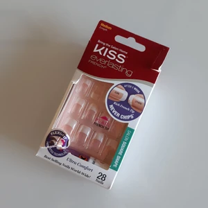 Lösnaglar - Läsnaglar från kiss i en oöppnad men lite trasig förpackning. Innehållet är helt orört! Lim och naglar ingår. Frakt och pris kan diskuteras💕
