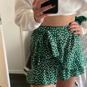 Kjol - Grön kjol, aldrig använd! 