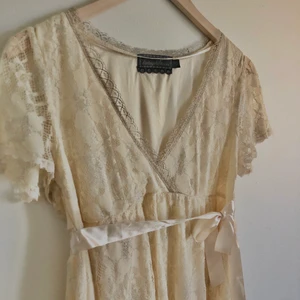 Vintage spetstopp - Säljer denna drömmiga vintage spetstoppen i jättefint skick! 💕