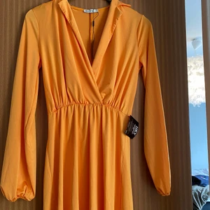 Klänning  - Oanvänd klänning från Nelly! Jätte fin gul färg men beställde fel storlek! 