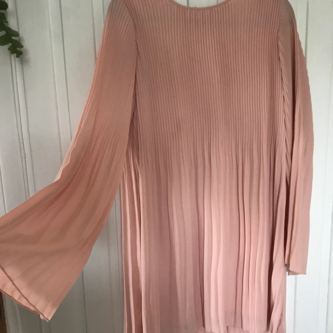 Plisserad klänning - 90