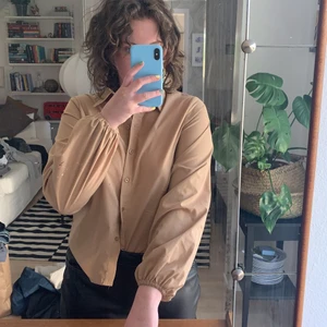 Skjorta, NAKD - En jättesnygg beige skjorta med ballongärm längst ner😍 tyvärr för liten för mig därav säljer jag den. Strl 36