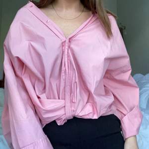 Rosa croppad skjorta från Zara med knytdetalj och knappar, aldrig använd. Hör av dig för fler bilder 