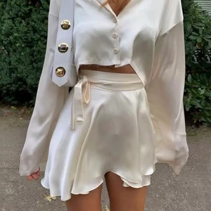 Satin kjol 🤍 - LÄGGER UPP IGEN PGA KÖPARE SVARAR INTE.                       Superfin satinkjol som man knyter runt midjan, man kan justera hur tajt/löst man vill ha och knyta hur man vill. Oanvänd endast testad så i ny skick 🤍 Lägg bud!!