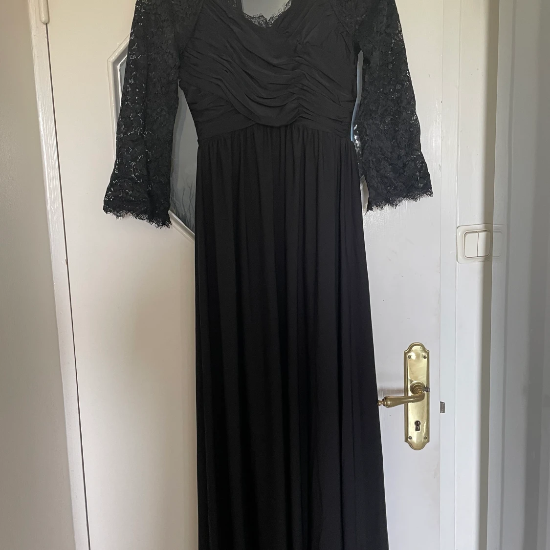 Svart långklänning med spets 