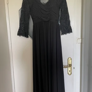 Svart långklänning med spets  - Sjukt snygg lång klänning med spets! Jag köpte den och älskade den men den var för stor när jag köpte den. Och nu ett år senare när jag provar den så är den för liten. Alltså är den aldrig använd.